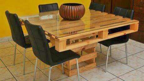 47. Mesa de pallet com tampo de vidro – Via: Pinterest