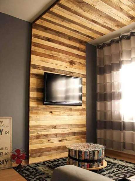 37. Painel de palete para sala de estar moderna – Via: Pinterest