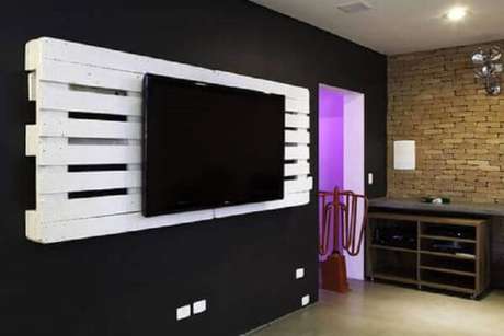 38. Painel para tv de pallet branco – Via: Gardens of my life