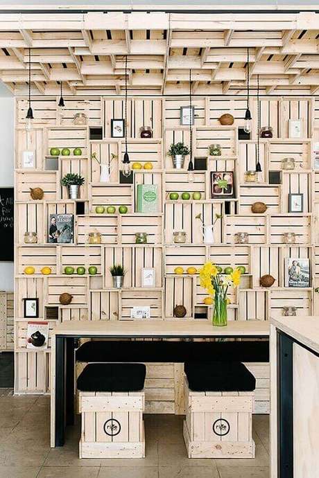 32. Parede de pallet branca na sala de jantar – Via: Pinterest