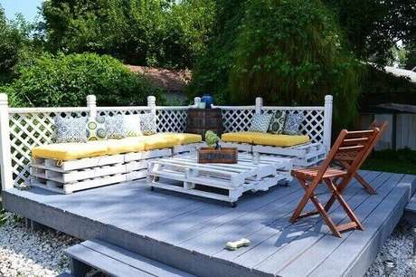 15. Terraço decorado de forma simples e barata – Via: Pinterest