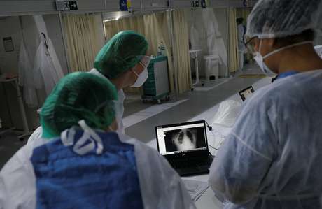 Profissionais da saúde observam exame de paciente da Covid-19 em hospital no Rio de Janeiro (RJ)  02/07/2020 REUTERS/Ricardo Moraes