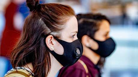 O look de 2020: máscaras que cobrem o rosto são obrigatórias para quem sai de casa