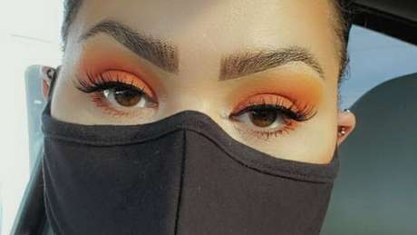A YouTuber Melina Basnight recomenda maquilagem forte para os olhos em pessoas que usam máscaras