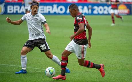 Pedro Rocha e Honda disputam bola (Foto: Alexandre Vidal/Flamengo) Pedro Rocha e Honda disputam bola (Foto: Alexandre Vidal/Flamengo)