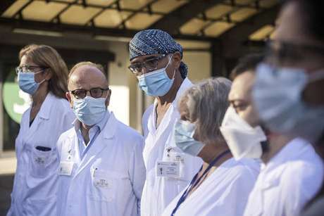 Médicos durante apresentação do ensaio clínico de vacina italiana anti-Covid Médicos durante apresentação do ensaio clínico de vacina italiana anti-Covid