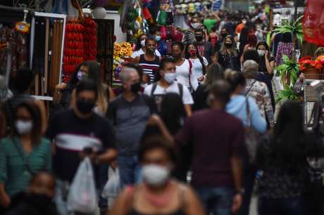 Pessoas caminham em rua de comércio popular no Rio de Janeiro em meio à flexibilização de restrições adotadas na pandemia de Covid-19
29/06/2020
REUTERS/Lucas Landau