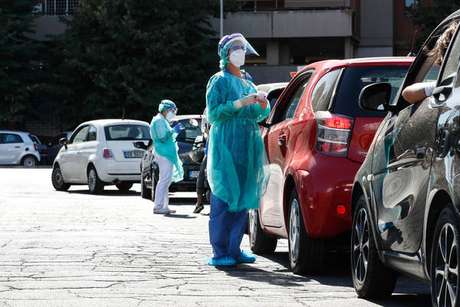 Fila para exames de coronavírus em Roma, capital da Itália Fila para exames de coronavírus em Roma, capital da Itália
