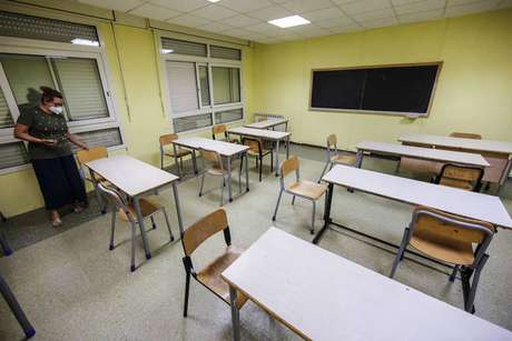 Carteiras para dois alunos serão trocadas por modelos com espaço para apenas um Carteiras para dois alunos serão trocadas por modelos com espaço para apenas um