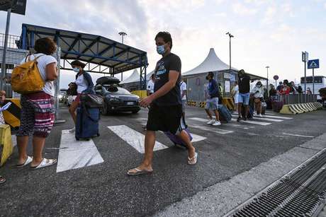 Desembarque de turistas retornando da Sardenha em Civitavecchia, perto de Roma Desembarque de turistas retornando da Sardenha em Civitavecchia, perto de Roma