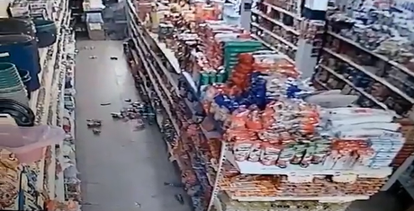Produtos caem de prateleiras dentro de um supermercado; quatro abalos sísmicos foram registrados na região de Amargosa