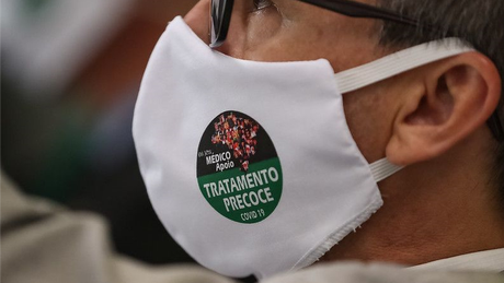 Diversos médicos presentes em evento no Planalto usavam máscara que diz: 'Sou médico Apoio tratamento precoce'