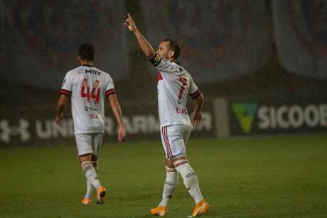 Everton Ribeiro marcou o gol mais bonito da partida (Foto: Alexandre Vidal / Flamengo)