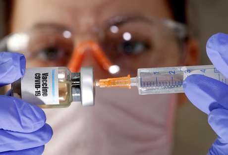 Mulher segura seringa e frasco rotulado como vacina para Covid-19 10/04/2020 REUTERS/Dado Ruvic