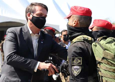 Presena do presidente Bolsonaro e Comitiva de Ministros e Deputados, durante a formatura do novos Paraquedistas da Brigada de Infantaria Paraquedista do Exrcito