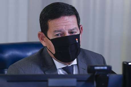 Mourão disse que é preciso uma apuração mais detalhada para saber se os efeitos colaterais da vacina também pode afetar outros ou se foi um fato isolado. Mourão disse que é preciso uma apuração mais detalhada para saber se os efeitos colaterais da vacina também pode afetar outros ou se foi um fato isolado.