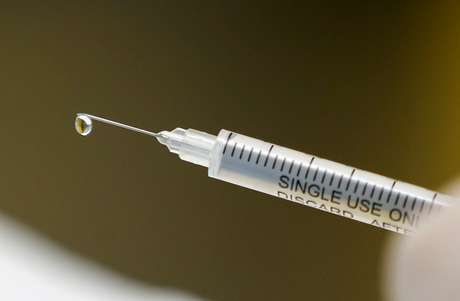 Seringa com vacina em Johanesburgo 27/08/2020 REUTERS/Siphiwe Sibeko