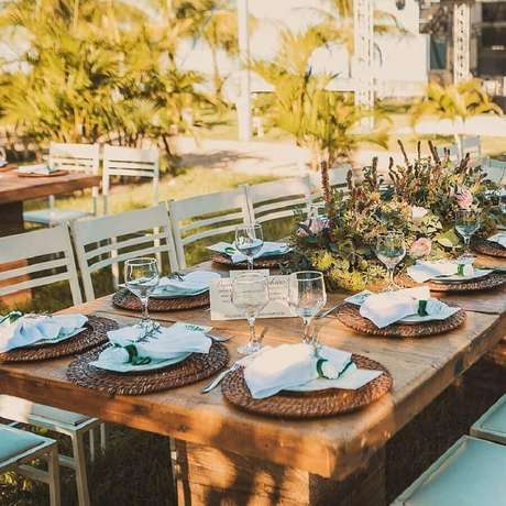 39. Decoração de casamento ar livre rústico de dia – Foto: Beni Makers Conviteria 39. Decoração de casamento ar livre rústico de dia – Foto: Beni Makers Conviteria