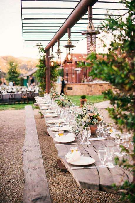 22 -Decoração de casamento rústico com mesa de madeira para ambientes abertos 22 -Decoração de casamento rústico com mesa de madeira para ambientes abertos