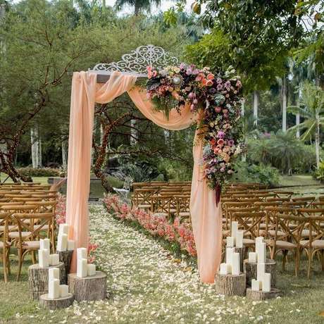 47. Ideia de decoração de cerimônia de casamento rústico ao ar livre – Foto: WeddBook 47. Ideia de decoração de cerimônia de casamento rústico ao ar livre – Foto: WeddBook