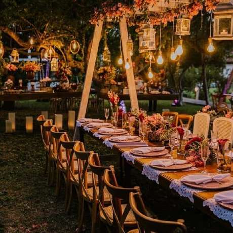 2. Invista em detalhes sofisticados para a decoração de casamento rústico à noite – Foto: Paula Valentim 2. Invista em detalhes sofisticados para a decoração de casamento rústico à noite – Foto: Paula Valentim
