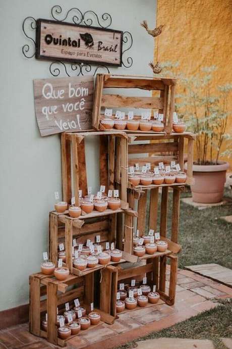 63. Ideia de decoração de casamento rústico simples e barato com caixotes de madeira – Foto: Pinterest 63. Ideia de decoração de casamento rústico simples e barato com caixotes de madeira – Foto: Pinterest