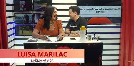 A youtuber e o âncora do SBT se divertem durante o programa A youtuber e o âncora do SBT se divertem durante o programa