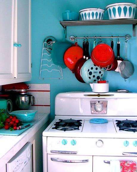 9. Fogão retrô branco na cozinha azul – Via: Arquitrecos