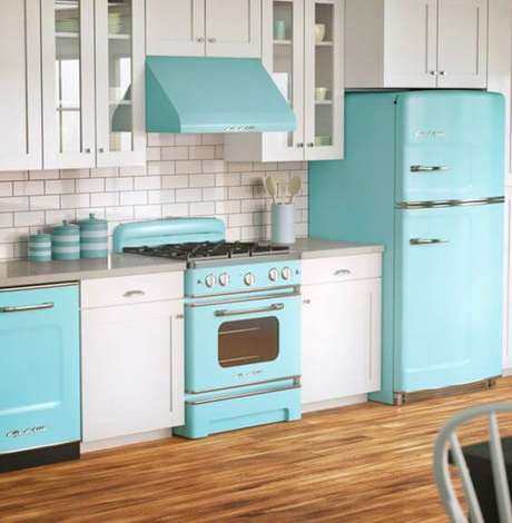 12. Cozinha com fogão retrô e eletrodomésticos da mesma cor – Via: Pinterest