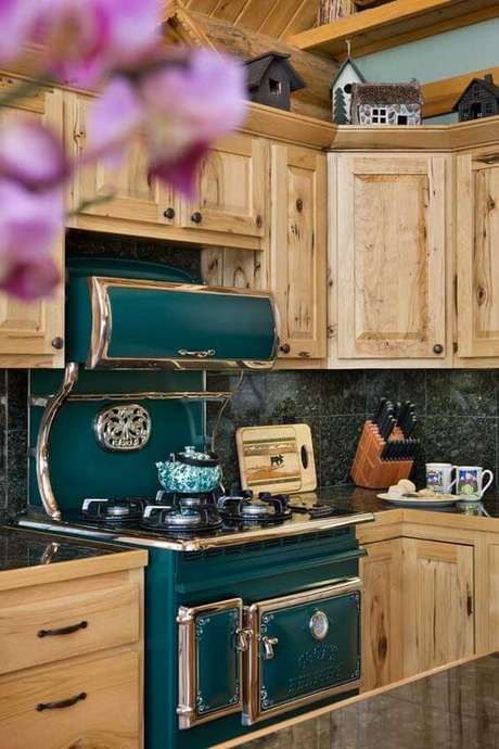 15. Armários de cozinha de madeira com fogão verde retrô – Via: Pinterest