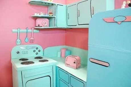 21. Cozinha rosa com armários e eletros azul turquesa – Via: Pinterest