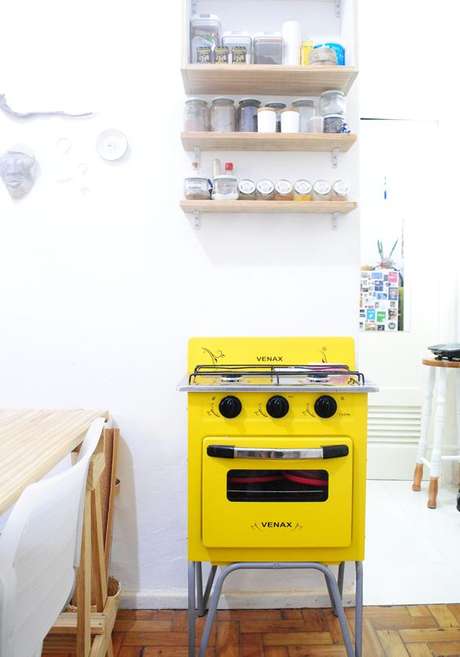 24. Destaque a decoração com o fogão amarelo – Via: Pinterest