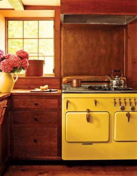6. O fogão retrô amarelo destaca ainda mais a decoração da cozinha – Via: Vera Moraes