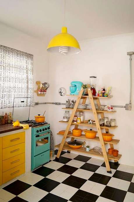 27. Cozinha colorida com armários amarelos e fogão retrô azul – Via: Chega de Bagunça