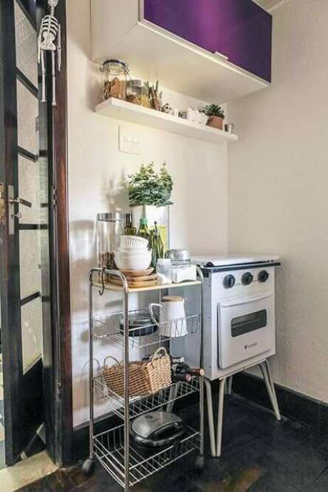31. Fogão retrô branco pequeno na cozinha pequena – Via: Revista VD