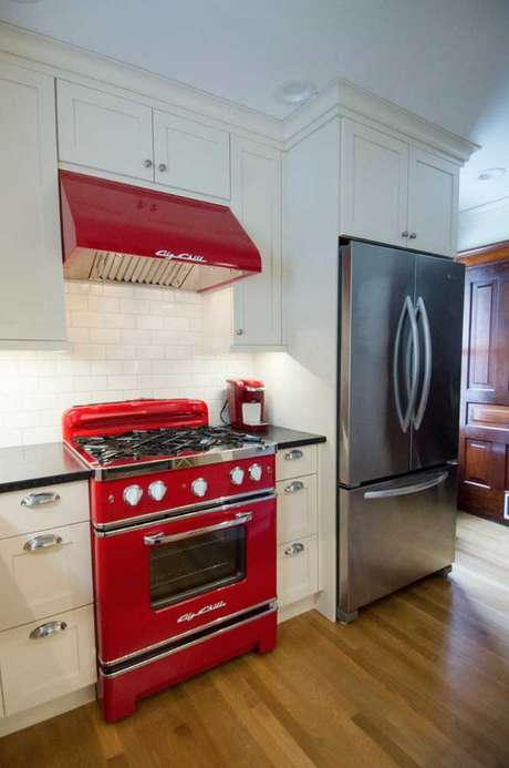 1. Fogão retrô vermelho com geladeira inox – Via: Pinterest
