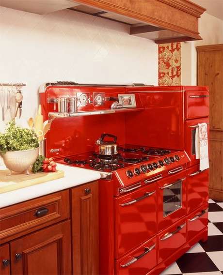 41. Fogão retrô vermelho na cozinha – Via: Limão na Água