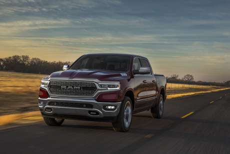 Ram 1500 em uma das configurações vendidas nos EUA: Mais perto do Brasil.