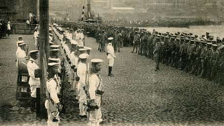 Tropas japonesas desembarcando em Vladivostok, na Rússia, em 11 de agosto de 1918.