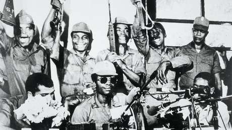 Em foto de 1980, o presidente da Libéria, Samuel K. Doe (óculos escuros), aparece cercado por membros de seu Conselho de Redenção dos Povos
