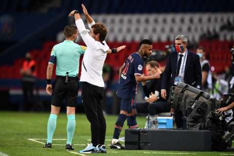 Neymar foi falar com o quarto árbitro ao ser expulso (Foto: FRANCK FIFE / AFP) Neymar foi falar com o quarto árbitro ao ser expulso (Foto: FRANCK FIFE / AFP)