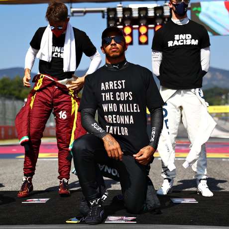 No GP da Toscana, Hamilton fez novo protesto com a camiseta 'prendam os policiais que mataram Breonna Taylor', paramédica preta morta em sua casa No GP da Toscana, Hamilton fez novo protesto com a camiseta 'prendam os policiais que mataram Breonna Taylor', paramédica preta morta em sua casa
