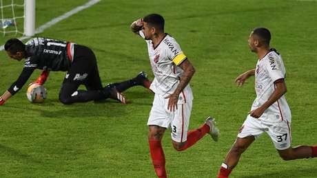 Lucho González marcou o primeiro gol do Furacão na Bolívia (Fabio Wosniak/Site Oficial) Lucho González marcou o primeiro gol do Furacão na Bolívia (Fabio Wosniak/Site Oficial)
