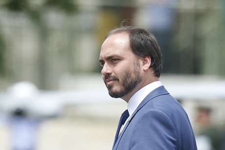 Carlos Bolsonaro comprou imóvel com dinheiro vivo