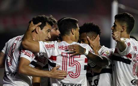 Jogadores do São Paulo comemoram gol durante empate com o River Plate (Foto: AFP) Jogadores do São Paulo comemoram gol durante empate com o River Plate (Foto: AFP)