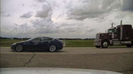 Motorista dormindo em Tesla a 140 km/h é multado no Canadá Motorista dormindo em Tesla a 140 km/h é multado no Canadá