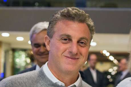O apresentador Luciano Huck durante cerimônia de lançamento do Instituto General Villas Bôas no Centro Internacional de Convenções do Brasil, em Brasília (DF) O apresentador Luciano Huck durante cerimônia de lançamento do Instituto General Villas Bôas no Centro Internacional de Convenções do Brasil, em Brasília (DF)