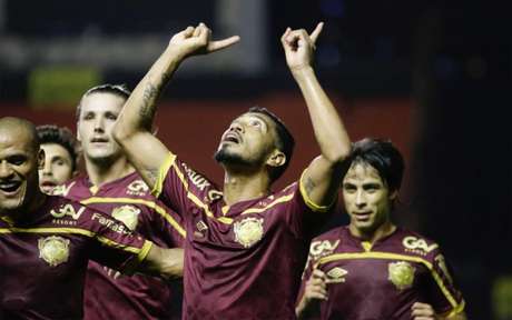 De pênalti, Hernane marcou o gol da vitória do Sport sobre o Fluminense, na Ilha do Retiro (Twitter/Sport) De pênalti, Hernane marcou o gol da vitória do Sport sobre o Fluminense, na Ilha do Retiro (Twitter/Sport)