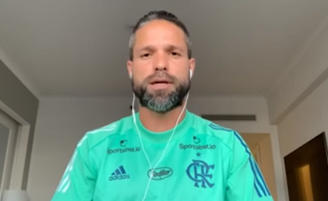 Diego gravou vídeo ainda no Equador após testar positivo para Covid-19 (Foto: Reprodução/Youtube) Diego gravou vídeo ainda no Equador após testar positivo para Covid-19 (Foto: Reprodução/Youtube)