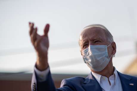 Candidato presidencial democrata, Joe Biden, acena a apoiadores depois de fazer discurso em Manitowoc, Wisconsin 21/09/2020 REUTERS/Mark Makela